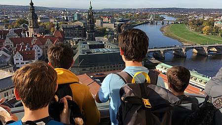 Jungs blicken von Aussichtsplatforma auf Dresden