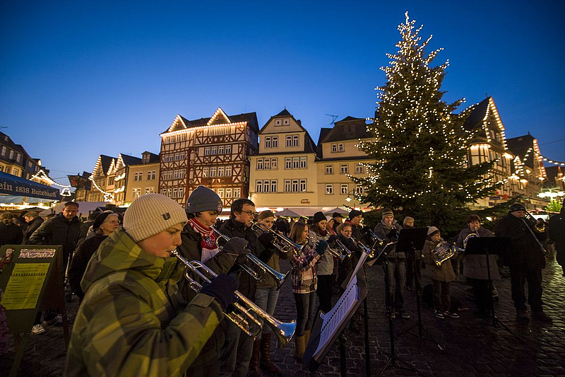 Foto in der Dämmerung vom Butzbacher Weihnachtsmarkt