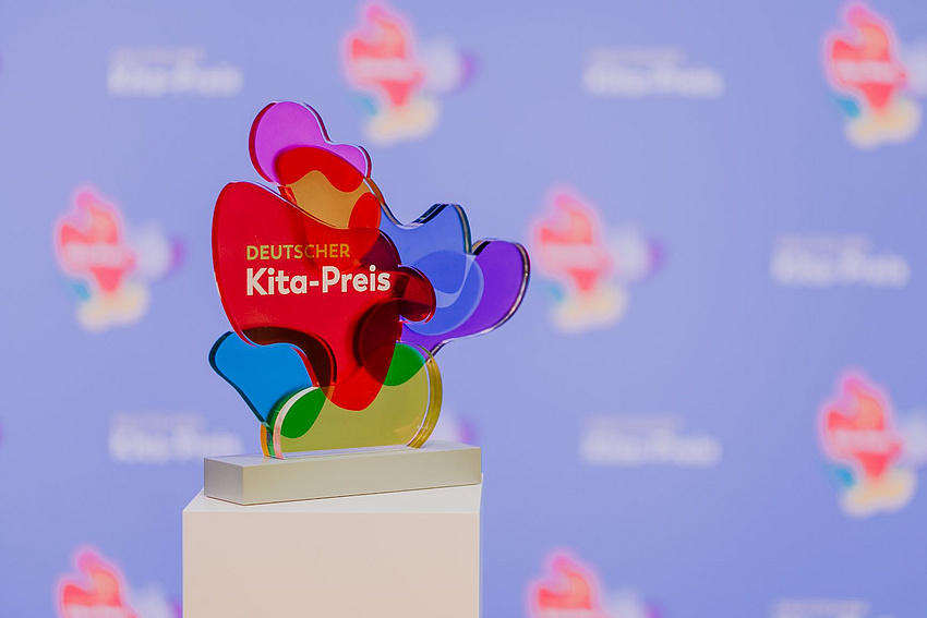 Foto der Trophäe für den Kita-Preis