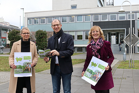 v.l.: Anja Salzmann, Landrat Jan Weckler und Cornelia Dörr präsentieren die neue Wanderbroschüre