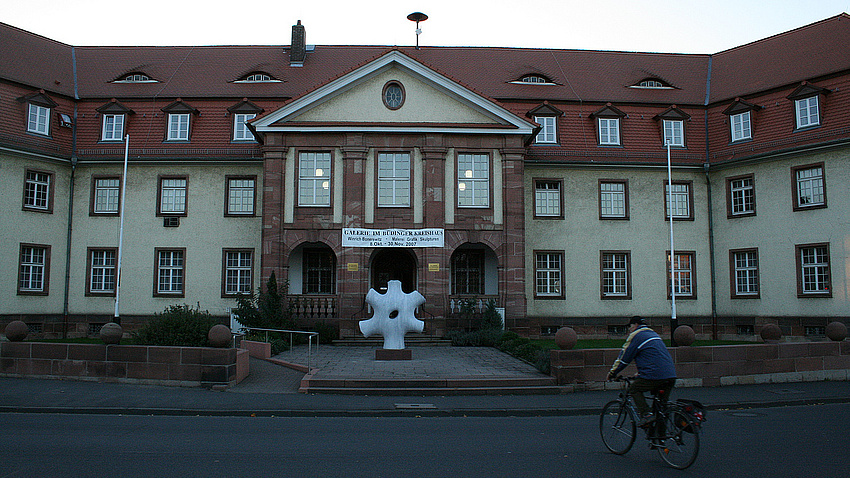 Ein großes, historisches Gebäude mit heller Fassade.