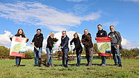 Beim ersten Spatenstich: Bürgermeister Eike See (4. v. l.) mit den »Red Lama«-Betreibern Jannos und Sandra Siaplaouras sowie Annette Götz und Uwe Gottwald. Mit dabei Bauabteilungsleiter Christopher Ahlemeyer (2. v. r.), Standortentwickler Peter Hüttl (r.) und Nicole Leister (l.) von der Tourismusregion Wetterau.