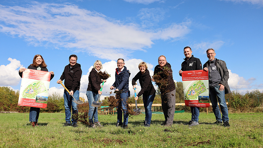 Beim ersten Spatenstich: Bürgermeister Eike See (4. v. l.) mit den »Red Lama«-Betreibern Jannos und Sandra Siaplaouras sowie Annette Götz und Uwe Gottwald. Mit dabei Bauabteilungsleiter Christopher Ahlemeyer (2. v. r.), Standortentwickler Peter Hüttl (r.) und Nicole Leister (l.) von der Tourismusregion Wetterau.