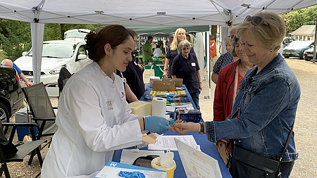 Blutzuckertestung, eine Apothekenangestellte führt bei den Besucher/innen am Stand der Diabetiker Büdingen Butzuckertestungen durch.