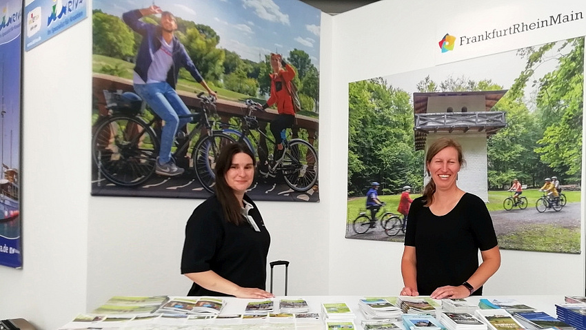 Wilrun Smolik von der TourismusRegion Wetterau (l.) und Nicole Goroncy von der Destination FrankfurtRheinMain präsentierten die Region und ihre Angebote auf der EUROBIKE in Frankfurt