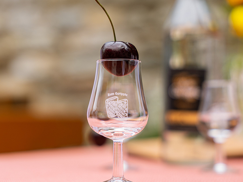 edler Kirschbrand in einem Glas mit Logo "Zum Gerippte" (Foto: zum Gerippte)