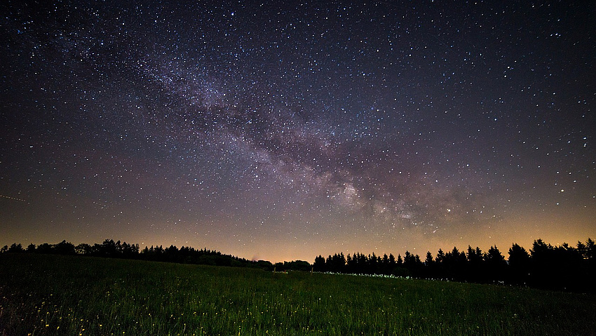 Blick in den Sternenhimmel. Es sind weitaus mehr Sterne zu sehen als üblicherweise.