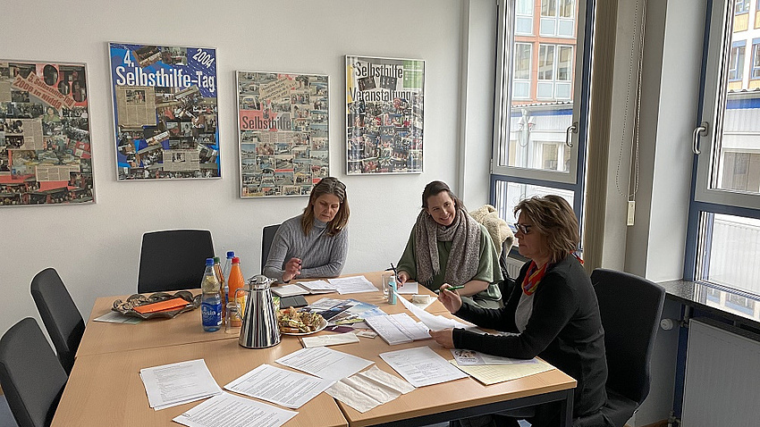 Redaktionsteamsitzung "Selbsthilfezeitung für die Wetterau" Anette Obleser (SHKST Wetteraukreis), Sabrina Moll, Silke Schöck (SHKST Bürgeraktive Bad Vilbel) (von re. nach li.) bei der Arbeit.