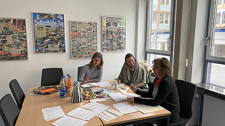 Redaktionsteamsitzung "Selbsthilfezeitung für die Wetterau" Anette Obleser (SHKST Wetteraukreis), Sabrina Moll, Silke Schöck (SHKST Bürgeraktive Bad Vilbel) (von re. nach li.) bei der Arbeit.