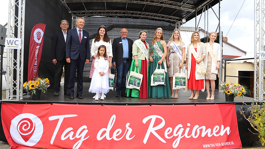 Hessische Hoheiten und die Schirmherren des Regierungspräsidium Gießen beim „Tag der Regionen“ in Fauerbach (Foto: Gerti Kuhl)