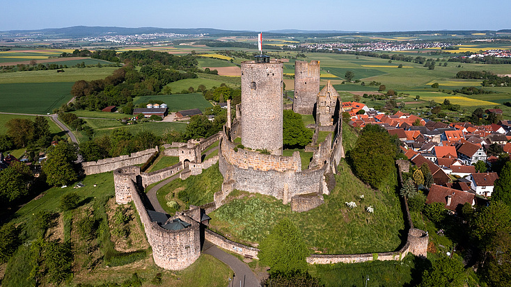 Blick auf die imposante Burgruine Münzenberg (Foto: Michael Leukel)