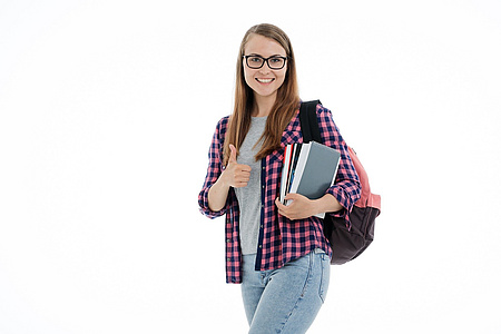 Junge Frau mit Rucksack und Bücher im Arm