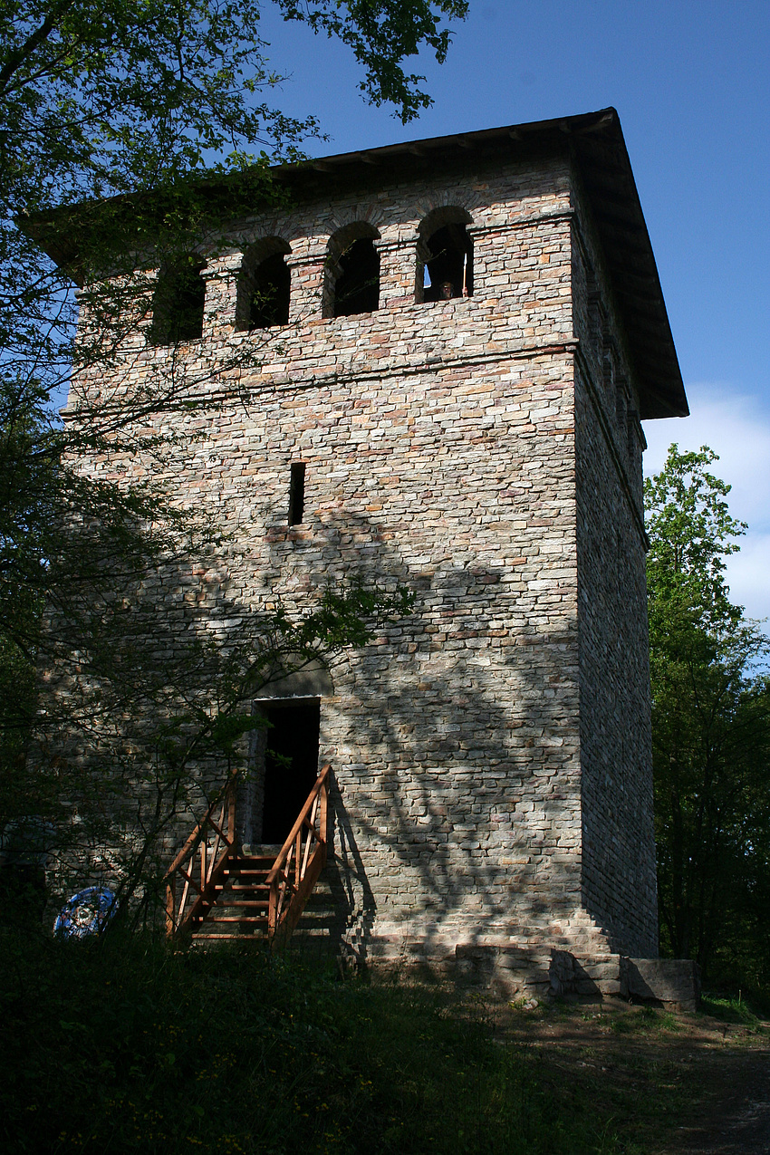 Ein schlanker, mehrstöckiger historischer Turm