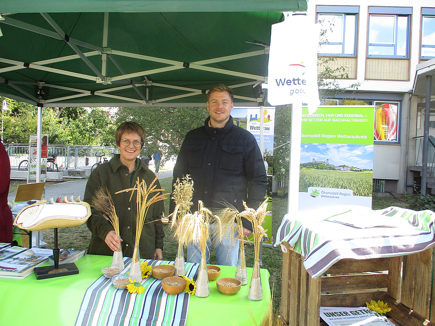 die Mitarbeiter Silvia Bickel und Yanic Rudolph vor dem Stand des Fachdienstes Landwirtschaft