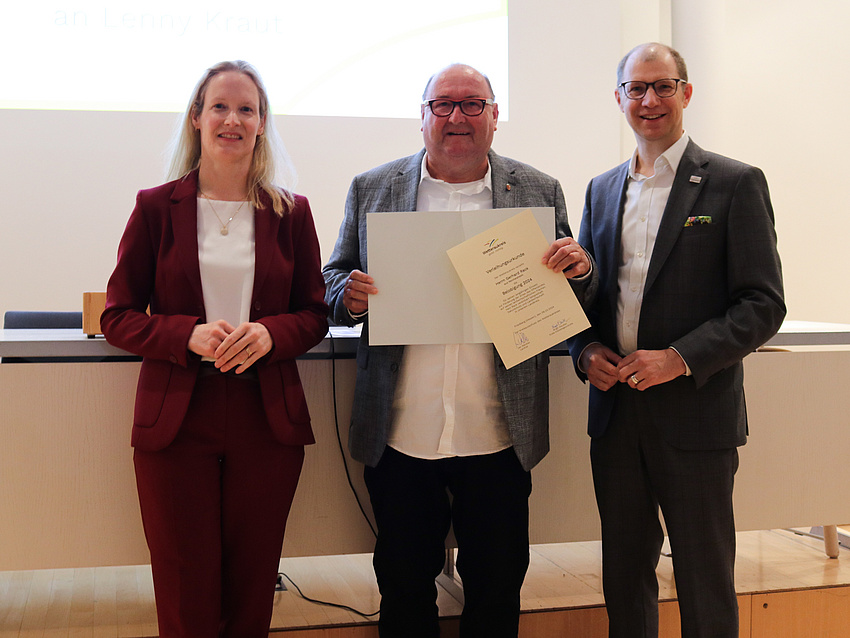 Landrat Jan Weckler, Erste Kreisbeigeordnete Birgit Weckler und Gerhard Rack lächeln in die Kamera.