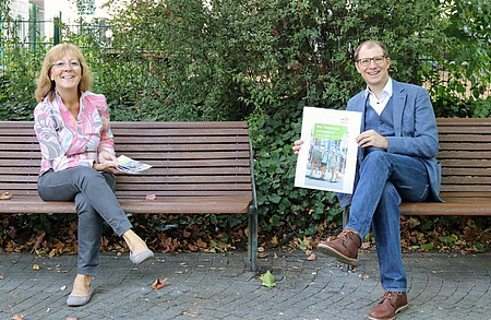 Landrat Jan Weckler und Cornelia Dörr, TourismusRegion Wetterau GmbH, stellen die neue Broschüre vor (Foto: Michael Elsaß)