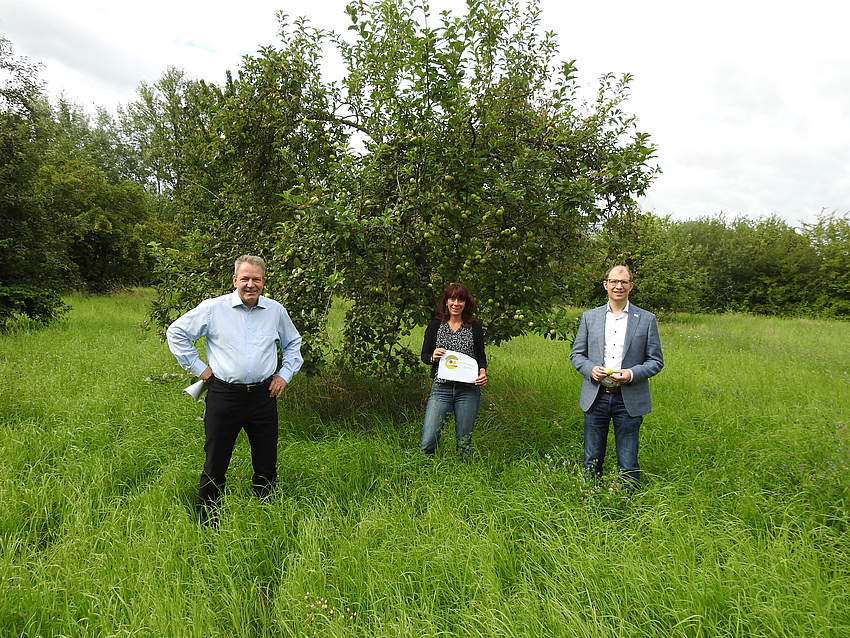 Bürgermeister Guido Rahn, Stefanie Friederich (Naturschutzfonds) und Landrat Jan Weckler bei der Einweihung des Projektes „Wetterauer Ernte(n)“ in Karben