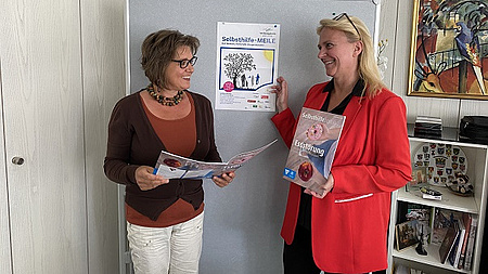 Erste Kreisbeigeordnete Stephanie Becker-Bösch und Annette Obleser von der Selbsthilfe-Kontaktstelle des Wetteraukreises