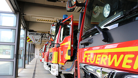 Feuerwehrauto stehen bereit zum Ausrücken.