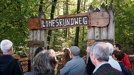Einstieg zum archäologisch-naturkundlichen Limesrundweg ist am Portal in Limeshain-Rommelhausen