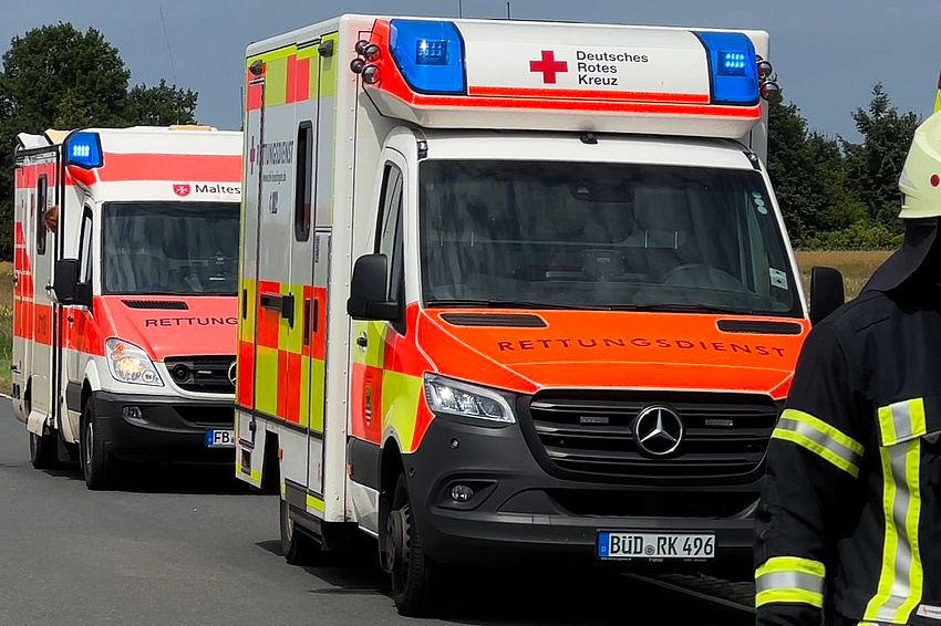 Zwei Rettungswagen mit Büdinger Kennzeichen stehen auf einer Straße.