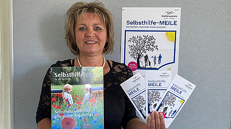 Anette Obleser von der Selbsthilfe-Kontaktstelle des Wetteraukreises stellt die 46. Selbsthilfezeitung zum Thema "Selbsthilfe verbindet pflegende Angehörige" vor.