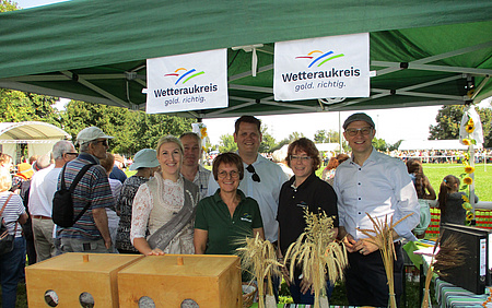 Stand des Fachdienstes Landwirtschaft mit Getreideähren und Landrat Jan Weckler