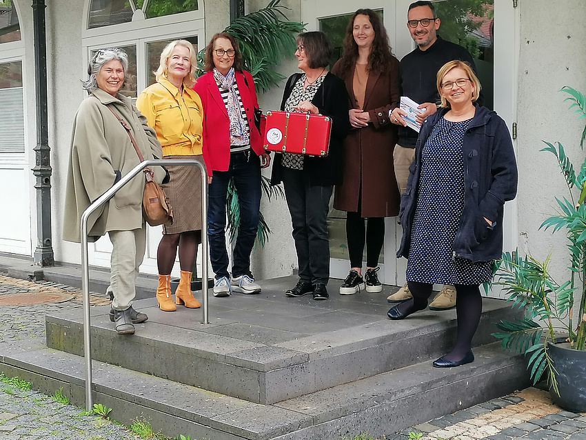 Akteurinnen und Akteure des Netzwerkeforum beim letzten Treffen vor dem Familienbüro in Bad Nauheim Eugenia Pellegrini, Ute Latzel, Martina Oswald, Gabriele Ratazzi-Stoll, Oksana Ebert, Mohamed Mokhfi, Henrike Strauch