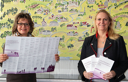 Gesundheitsdezernentin Stephanie Becker-Bösch und Anette Obleser von der Selbsthilfe-Kontaktstelle des Wetteraukreises.