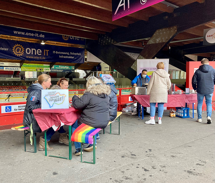 Gemütliches Zusammensein beim Vielfaltslabelträger Rote Teufel in Bad Nauheim