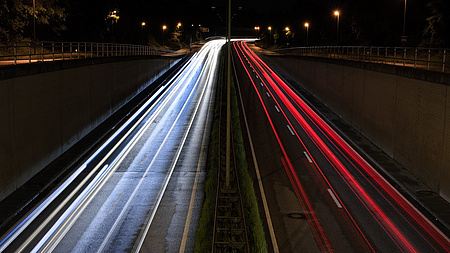 Blick auf eine leere Autobahn