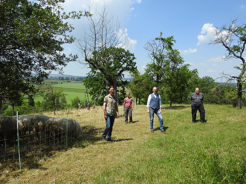 Von links: Kerstin Bär, Veronika Wagner (PlanWerk), Landrat Jan Weckler, Schäfer Burkhard Kammer