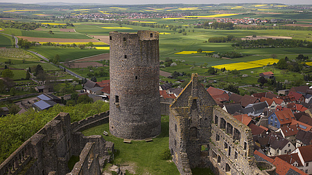 Ein Bild der Burgruine Münzenberg mit dem Rundturm in der Mitte.