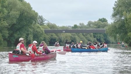 Jugendliche mit Kanus auf der Lahn