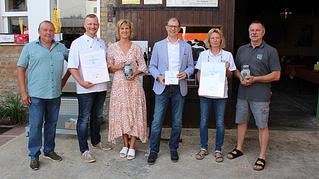 Landrat Jan Weckler gratuliert zur Auszeichnung als beste Dorfgasthäuser Hessens.