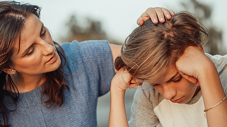 Eine Mutter tröstet ihren Sohn