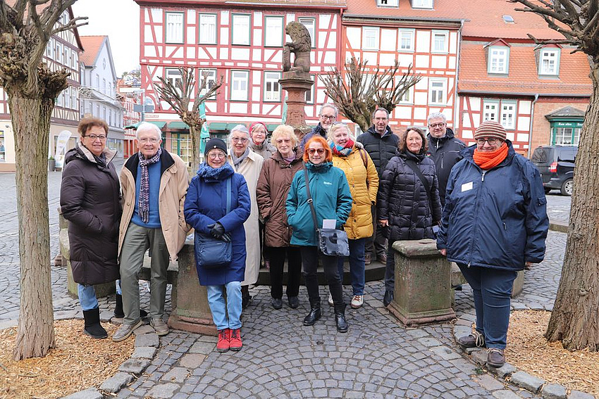 Besuchergruppe auf dem Büdinger Marktplatz (Foto: Haury)